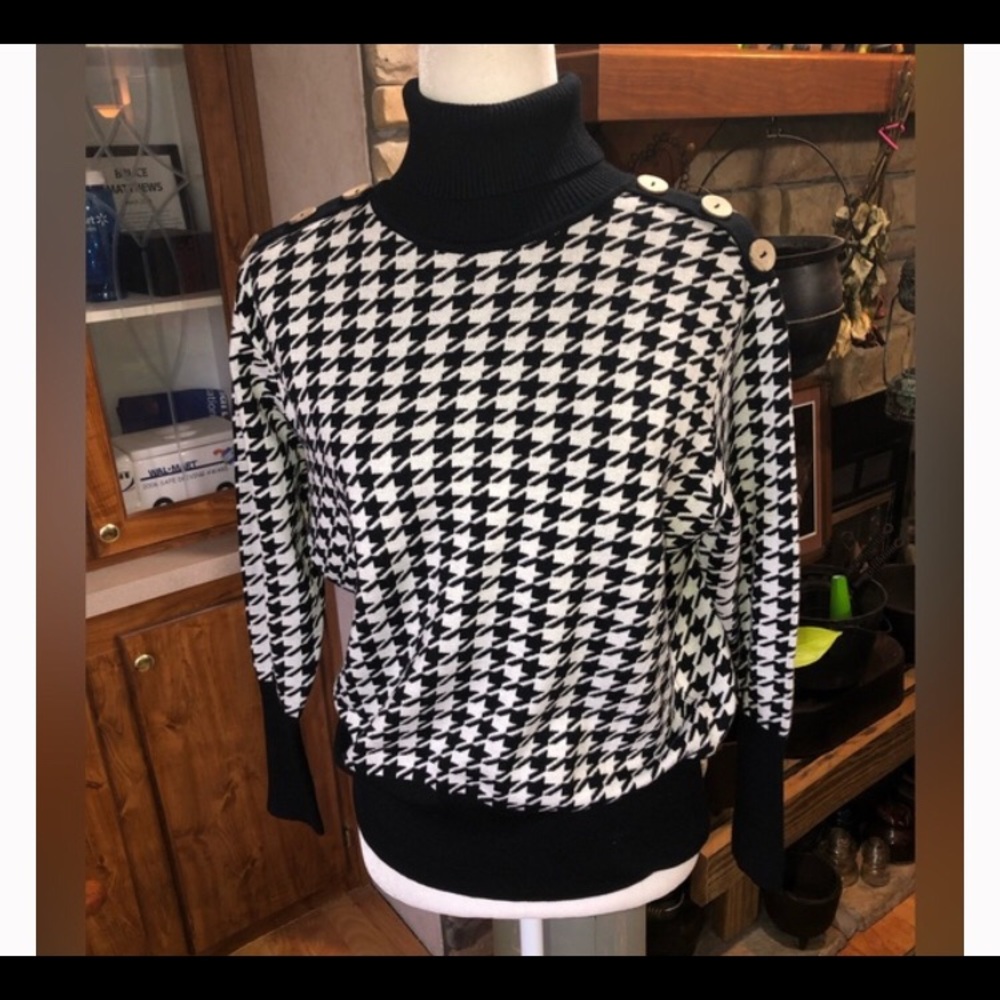 NORACORA SIZE MEDIUM BLACK AND WHITE HOUNDSTOOTH PATTERN WITH TURTLENECK EUC